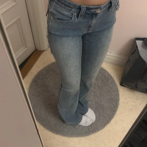 True Religion Becca Bootcut Jeans - Säljer ett par ljusblå bootcut jeans från True Religion, modell Becca Mid Rise Bootcut. Jätte fint skick förutom att dom har en liten fläck insida lår över knät som inte syns🩷 85cm innerben, midja 30 ish