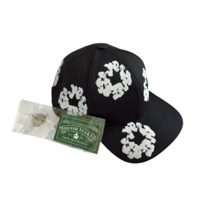 Denim Tears Cap  - Denim Tears Cap – Svart 🖤  Ikonisk keps med stark identitet och premiumkänsla ✨ Detaljerad brodyr runt hela kepsen som sticker ut direkt 👀 Hög kvalitet och strukturerad passform för en clean look 💎 Perfekt statement-piece till både streetwear och lyxiga fits 🔥  🔹 Märke: Denim Tears 🔹 Färg: Svart / Vit brodyr 🔹 Skick: Nyskick 🔹 Passform: One size (justerbar)  📦 Snabb leverans 💎 Limited vibe – först till kvarn
