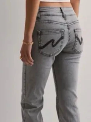 Low waist bootcut stitch jeans  - Snygga gråa jeans från nelly. Inte använda så mycket och är k storlek 40.