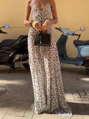 Vit lång prickig klänning  - Super chic klänning från Zara med insydd body. Nästan aldrig använd, i nyskick 