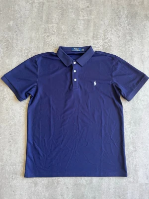 Mörkblå Ralph Lauren pike  - Säljer en mörkblå Ralph Lauren pike. Piken är aldrig använd och är i nytt skick. Hör gärna av dig vid intresse! 