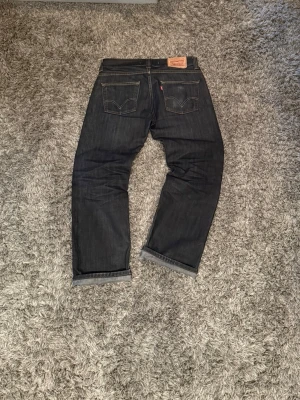 Levi’s 506 Raw Vintage - Hej! Säljer ett par Levis 506 rigid/one wash i storlek W31 L32. Knappt använt dom och fades dyker redan upp! Använd dom ofta för att skapa en personlig look. Totallängden är 98cm. Först till kvarn!  Hör av dig för vid frågor!