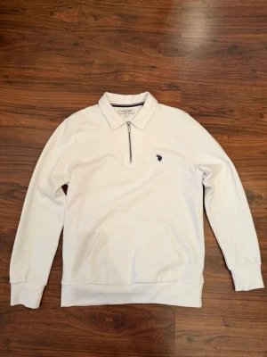 Vit halfzip U.S. Polo Assn. - Vit sweatshirt med krage, ej använd 