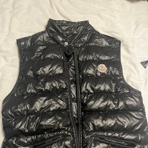 Moncler gui väst size 2 - Har ej använt den så mycket. Inga repor eller hål. dragkedjan och knappen funkar som den ska.