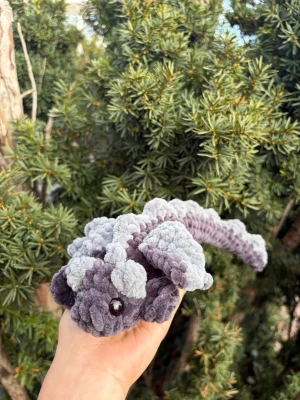 Virkade drakar - Häftig drake som finns i olika färger🐉  Skriv vid köp vilken färg som önskas🥰 Billigare vid köp via vår hemsida M1T.shop  storlek: ca 30x15cm  Rekommenderas ej till barn under 3 pga ögonen och dess kvävningsrisk.    Har du egen önskan? Kontakta gärna så få det nog att lösa🥰