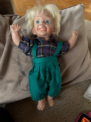 Dockor med blont hår  - Kille ca 30 cm och flicka 25 cm. Samlar dockor 