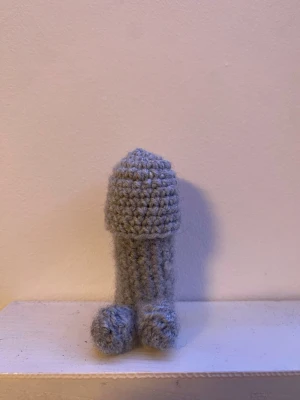 Läppsyl hållare - EGENGJORD läppsylhållare som är virkad med grått garn. Sitter ett lock på som är ditsytt! 🌸 Egengjort med rolig modell så det har sin egen charm🎀  💓Önskar du annan färg så skriv och fråga så ska jag FÖRSÖKA lösa det ifall jag har de färgerna hemma🥰  Jag har virkat det efter måtten på ett ”vanligt läppsyl”-alltså det som syns på bilden. (Läppsylet ingår inte när du köper utan endast fodralet). Skulle nog även passa vissa läppstift/läppglans💋