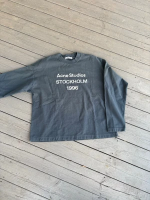 Acne stiduios longsleeve - Tja! Säljer denna blåa Acne Studios T-shirt lomgsleeve i storlek M, perfekt för våren. Priset är ej hugget i sten och kan diskuteras. Tveka inte att höra av er vid frågor eller funderingar