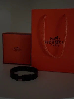 Fint enkelt armband - Snyggt svart armband till sommaren, 19mm storlek. Inget annat speciellt, skriv om du är intresserad och pris kan diskuteras. Du får med allt på bilden i bra skick