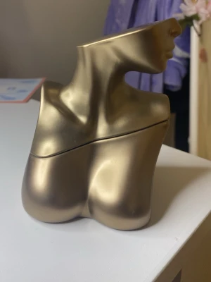 Billie Eilish parfym 100ml  - Säljer min Billie Eilish parfym i 100ml flaska som är näst intill helt fylld! Obs. Kartongen finns inte kvar💐