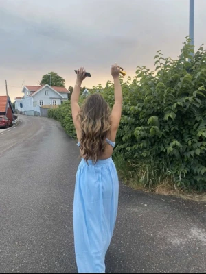 Ljusblå långklänning med öppen rygg - Jättefin balklänning som är använd en gång! Pris kan diskuteras vid snabbt köp. 