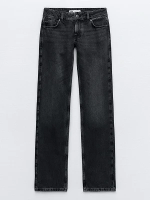 Low rise straight leg jeans zara svarta - Skit snygga lågmidjade raka jeans i tvättad svart färg ifrån Zara. Sparsamt använda, säljer då de är för stora tyvärr! Jag är ca 168cm, de ar lite uppsydda, men är uppsydda så att kanten fortfarande är kvar (skit snyggt)😍 (ser alltså ut som vanligt, utan att se uppsydda ut) 🔥 Har tagit bilderna från min vinted, därav screenshots🥰
