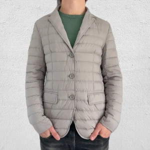 Herno Blazer Jacket - | EN RIKTIGT STILIG OCH SÄLLSYNT HERNO JACKA TILL VÅREN | FÄRG: Grå | SIZE: 50=M/L | SKICK: Nyskick | RETAIL PRIS: 6 999kr | VI KOMMER ATT LÄGGA UT DENNA TILL FÖRSÄLJNING FÖR ENDAST 2 300KR, INNERJACKA OCH TAGS MEDFÖLJER | HÖR GÄRNA AV ER VID FRÅGOR OCH FUNDERINGAR | Mvh Morëtti Co. |