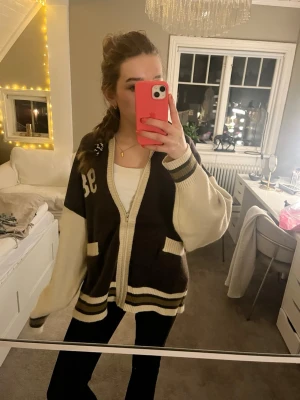 Populär kofta  - Snygg oversized kofta i brunt och beige med breda ärmar och ribbade muddar. Koftan är helt nya, lappen sitter kvar. Säljer då den är för stor för mig. 💕skriv om ni önskar fler bilder 