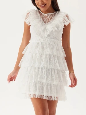 Bubbleroom spets klänning - Säljer nu denna populära student klänning från bubbleroom som passar perfekt för studenten! Kommer till försäljning eftersom jag har hittat en annan klänning till min student och vill bli av med denna! Köptes på plick för 700kr!