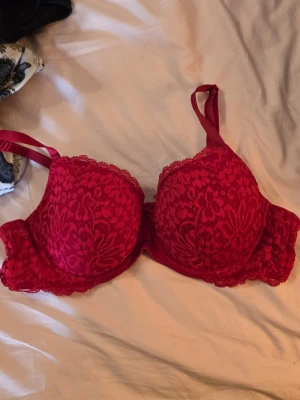 Röd hunkemöller bh 85B  - Röd bh 85B använd 2 ggr.. nypris 429 kr