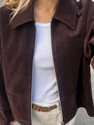 Brun mockajacka - Intressekoll på denna bruna mockajackan. Helt oanvänd, prislapp kvar. Perfekt nu till våren. Köpt för 1200 kr. 