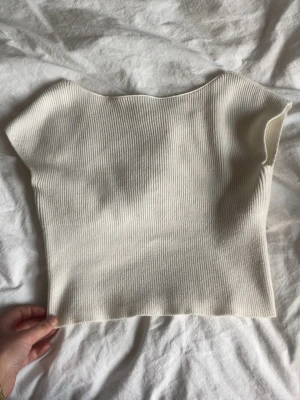 Vit ribbad croppad topp - Vit tröja från Gina Young i storlek 152 säljer då den är lite för kort för mig tröjan är aldrig använd endast testad
