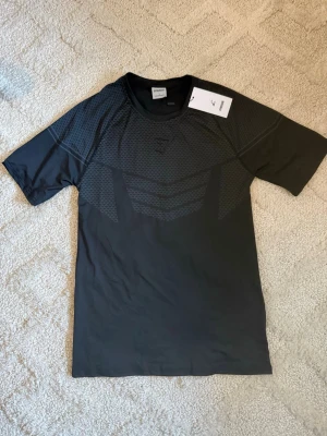 Gymshark onyx Tröja – Svart - Gymshark onyx Tröja – Svart 👕 Storlek: L 🖤 Färg: Svart ✨ Skick: 10/10 – i nyskick, aldrig eller knappt använd 💎 Märke: Gymshark