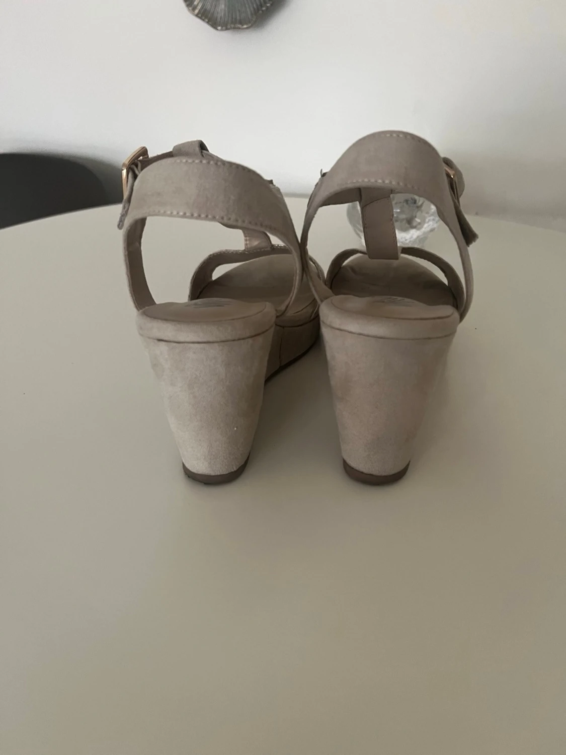 Beige kilklackade sandaler med spänne - 1