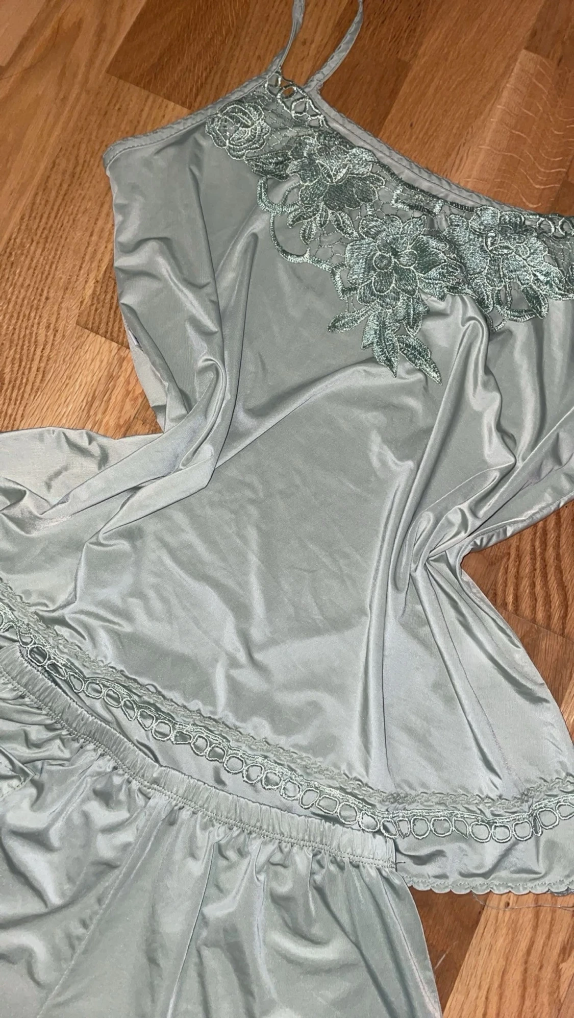 Grönt satinset med spetsdetaljer - 1