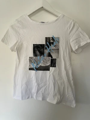 Vit T-shirt  - Gammal T-shirt som använts en del men är i bra skick! 