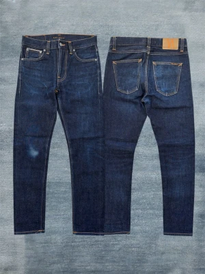NUDIE DRY JAPAN SELVAGE  - Ett par extremt snygga nudie jeans gjorda i japansk selvedge! Modellen kallas Lean Dean vilket är en modell i slimfit. Storlek 28/30 men utgå alltid från måtten! Mått: Midja - 37.5 cm, Ytterbenslängd - 100 cm, Benslut - 16 cm 