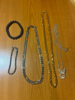 Smycken blandat - Priset kan diskuteras vid snabb affär 