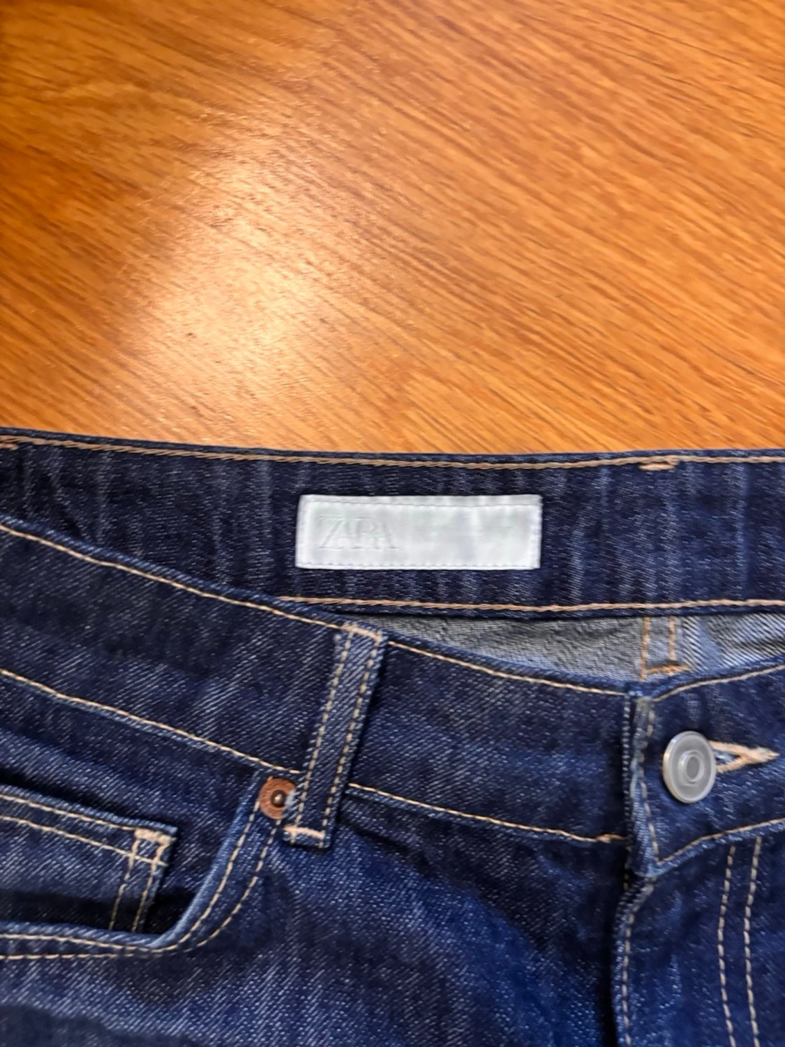 Mörkblå raka jeans med kontrastsömmar - 3