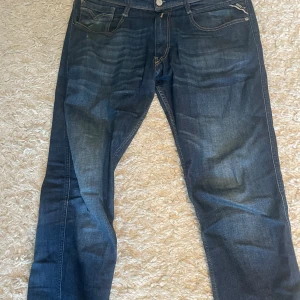 Replay jeans - Säljer ett par replay anbass jeans i storlek 34. De är i fint skick. Skriv om ni vill köpa.