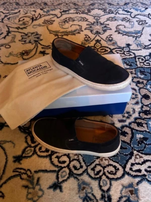 Säljer atlanta moscassin loafers! - Säljer nu dessa atlanta moscassin loafers i storlek 37 skicket är runt 7,5/10 eftersom dom e lätt använda men ändå lite små skavanker. Jag skulle sätta dessa runt 709 eftersom nypris är 1799!