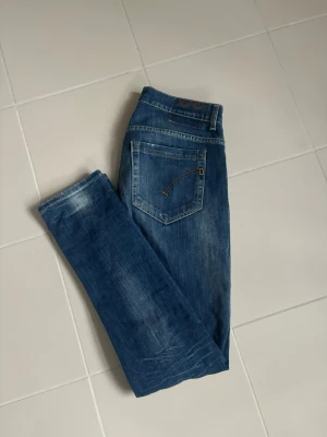 Ursnygga Dondup George jeans w32 - Sjukt schyssta dondup George jeans i väldigt snygg unik blå stentvätt och storlek w32. 40 cm bred och 102 cm total längd. Utmärkt Toppenskick inga hål eller fläckar helt perfekta nu till våren och tveka inte vid minsta fråga eller fundering! 