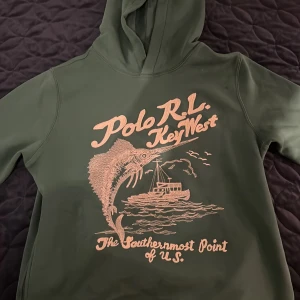 Ralph lauren hoodie - Säljer en otroligt snygg tröja från Ralph lauren som är en använd en gång kanske. Den är väldigt svår att få tag på därför kommer priset vara högt. Har man frågor är det bara skriva.