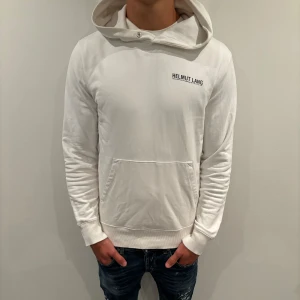 Helmut Lang hoodie  - En vit Helmut Lang hoodie i storlek M. Sparsamt använd och är fortfarande i utmärkt skick. Passar perfekt till lite kyligare vår- och sommardagar. Passar 180-190cm ungefär. Tveka inte på att ställa frågor m.m💫