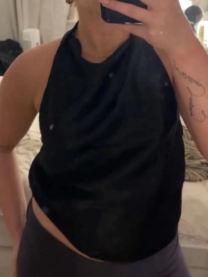 Svart halterneck linnetopp - (Utförsäljning av alla mina kläder, så priset jag lägger ut för gäller, och inget lägre)