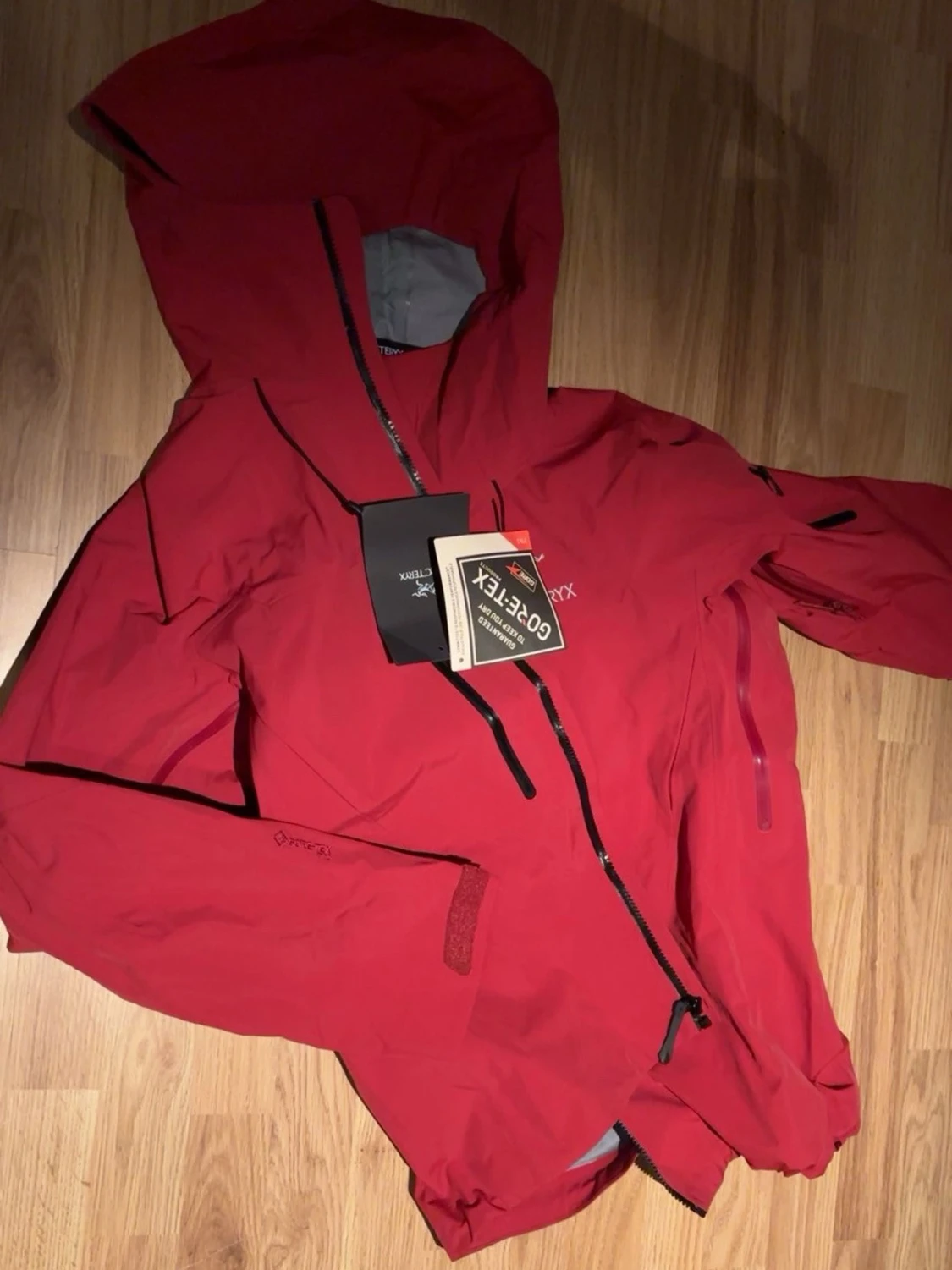 Röd Gore-Tex regnjacka från Arc'teryx