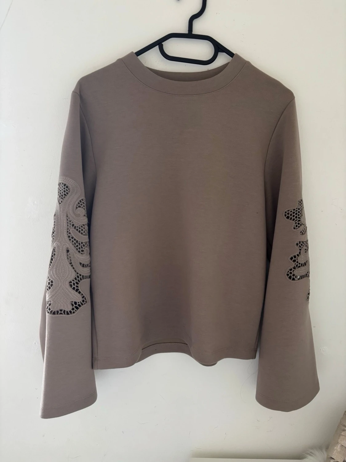 Beige sweatshirt med broderade ärmar från Kappahl 