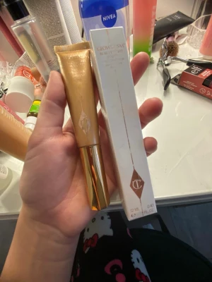 Charlotte tillbury highlighter  - En jätte fin highlighter från Charlotte tillbury inte använd på länge köptes för 499 säljs nu för 200, serien glowgasm i färgen goldgasm💕 full size