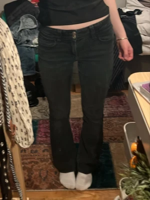 Svarta bootcut jeans Gina Tricot - Säljer ett par svarta bootcut jeans från Gina Tricot. Jeansen har klassisk femficksmodell, normalhög midja och lätt utsvängda ben. Materialet är mjukt denim med lite stretch.