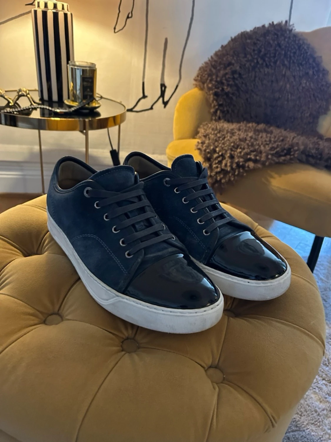 Mörkblå sneakers med lackdetalj