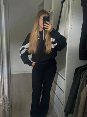 Svartvit hoodie - Använd en gång så som ny  