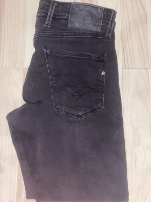 Replay svarta jeans  - Svarta jeans från Replay med klassisk femficksmodell och, Replay-logga på bakfickan och vid myntfickan. Tillverkade i mjuk denim för en bekväm och stilren look.