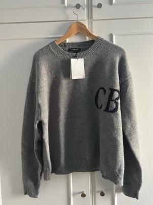 Grå stickad tröja Cole Buxton  - Jag säljer en tröja från Cole Buxton då den är lite liten för mig. Helt nytt skick och köpt på CB’s hemsida. Tveka inte på att skriva vid frågor eller funderingar!