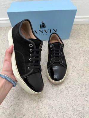 Lanvin - Säljer ett par schyssta lanvin dbb1 cap toe i svart | uk 8 eu 42 passar bättre för 43 | väldigt bra skick (se bilder) | box medföljer | pris går att diskutera |
