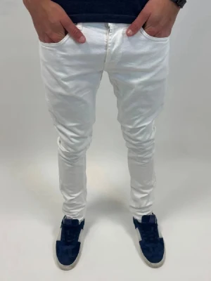 Dondup Jeans - Dondup Jeans! Trendigaste jeansen på marknaden.  Ny pris= 4000 kr Säljs för= 999 kr Perfekta Jeans nu till våren/sommaren 