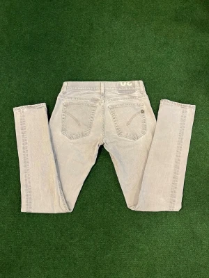 Dondup jeans - Ljusgråa Dondup jeans, Storlek 30. Jeansen är i väldigt bra skick och inga defekter vad jag vet om. Hör av er vid minsta funderingar!