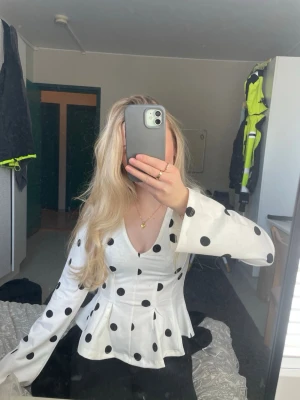 Vit blus med svarta prickar - Snygg vit blus med stora svarta prickar och v-ringning. Prislapp kvar, nypris 40€🖤🤍
