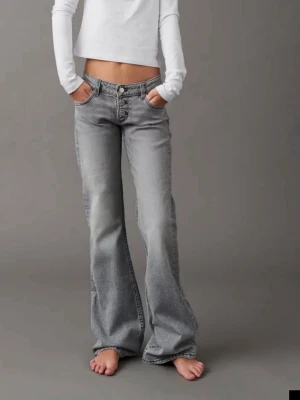 Grå bootcut jeans från Gina Tricot - Säljer ett par gråa bootcut jeans från Gina Tricot med låg midja i storlek 158. Slutsålda på hemsidan, använda ett fåtal gånger. 