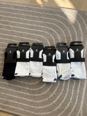Skillsocks PRO flex - Har nu 6x par skillsocks inne i storlek Large, 41-45. Kommer säljas för 119kr styck men vid köp av 3 eller fler går priset ner till 99kr styck. Skriv vilken färg du önskar så gör jag en ny annons anpassad för dig! Vill du ha alla 6 par? Då blir det 579kr. Mvh