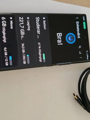 Samsung Galaxy Note 20 Ultra 5G svart  - Hjälten är här: En svart Samsung Galaxy Android-telefon med stor skärm och tunna kanter. Telefonen har USB-C laddningsport och kommer med en svart USB-C kabel. Perfekt för appar, sociala medier och streaming. Modern design och tydlig display. Laddare och trådlösa hörlurar från Samsung medföljer samt plånboks fodral är med.  256GB lagring och 12Gb RAM . GALAXY NOTE 20 ULTRA 5G HAR EN SKÄRM AV 6,9 OCH S-PEN. FRÅGA OM DU UNDRAR NÅGOT.